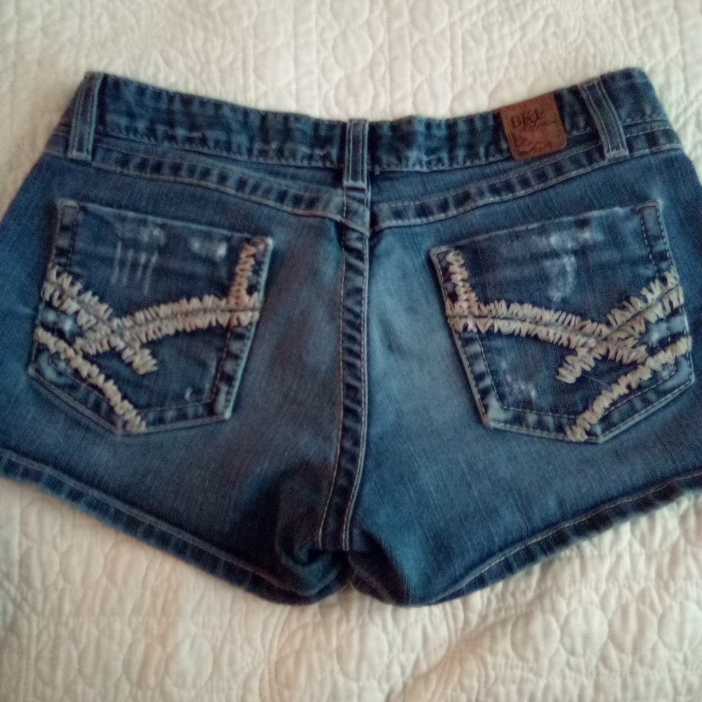Denim short shorts 🤩